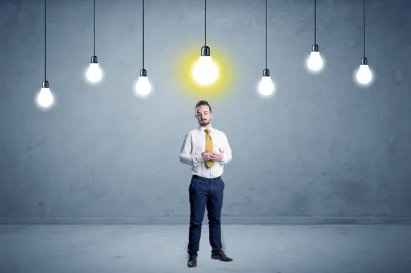 Uomo d'affari in piedi senza ispirazione con lampadine sopra — Foto Stock