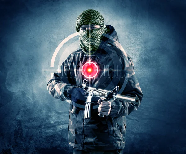 Maskerade terrorist man med pistol och laser target på hans kropp — Stockfoto
