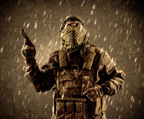 Gefährlicher schwer bewaffneter Terrorist mit Maske auf grungy ra — Stockfoto