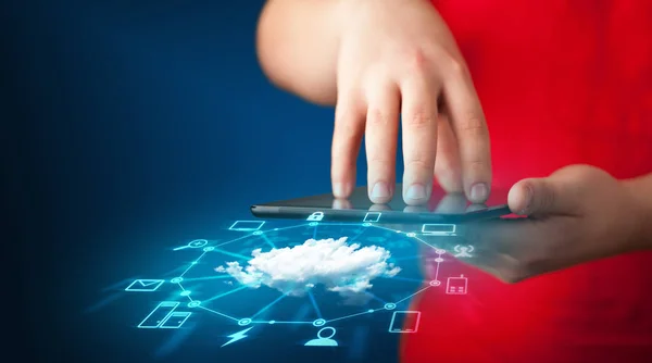 Крупним планом рука тримає планшет з технологією хмарних мереж — стокове фото