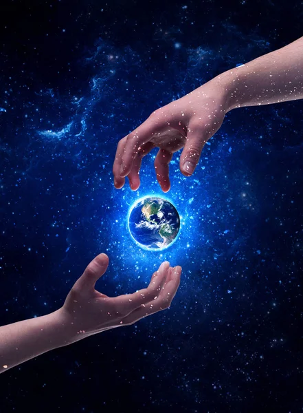 Eller uzayda Dünya 'ya dokunuyor