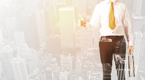 Şehir arka planında sıcak renk örtüsü olan bir iş adamı