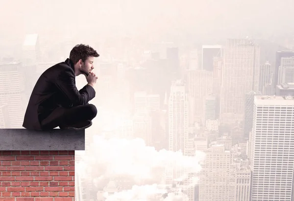 Şehirde çatıda oturan ofis çalışanı — Stok fotoğraf