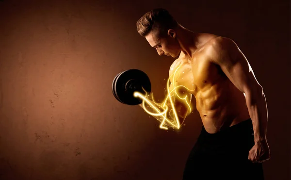 Construtor de corpo muscular levantar peso com luzes de energia no bíceps — Fotografia de Stock