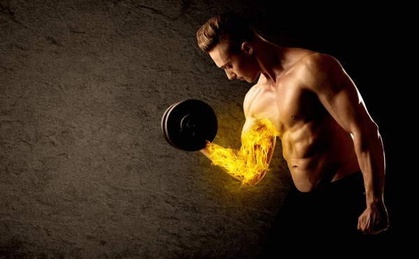 Muskelkräftiger Bodybuilder hebt Gewicht mit flammendem Bizepskonzept — Stockfoto