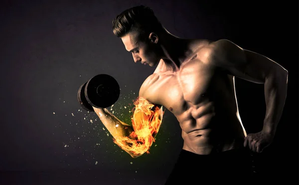 Bodybuilder sportovec zvedání váha s ohněm explodovat rameno koncept — Stock fotografie