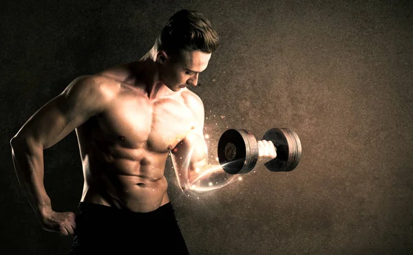 Vücut geliştirici enerji dolu beyaz çizgiler konseptiyle ağırlık kaldırıyor