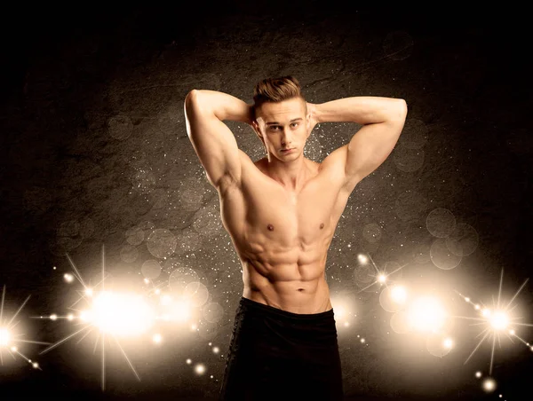 Güçlü seksi erkek vücut çalışıyor.