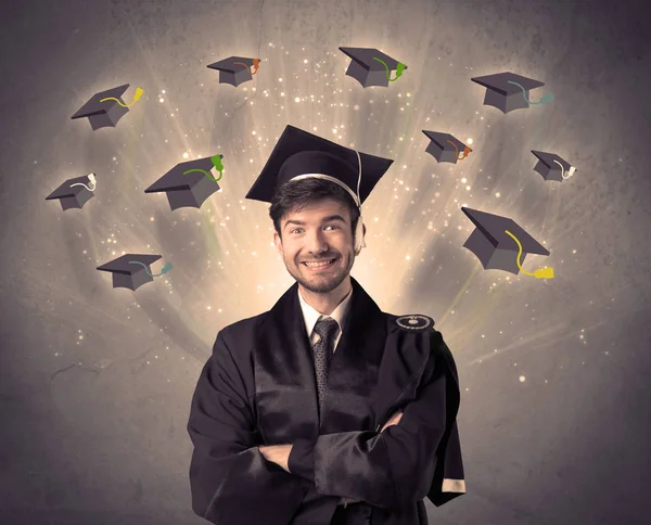 Birçok uçan şapkayla üniversite mezunu.