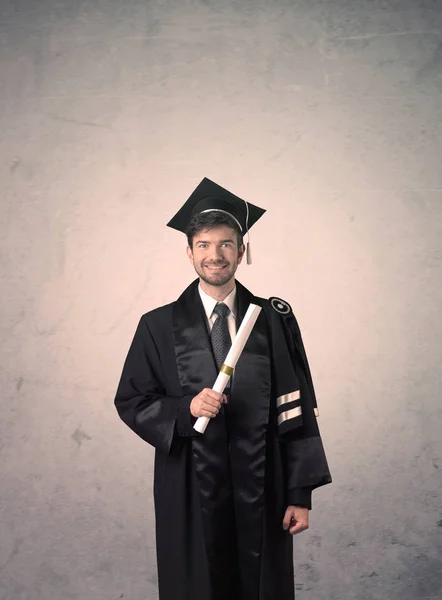 Portrét mladého postgraduálního studenta na špinavém pozadí — Stock fotografie