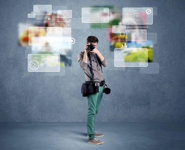 Kameralı yakışıklı fotoğrafçı.