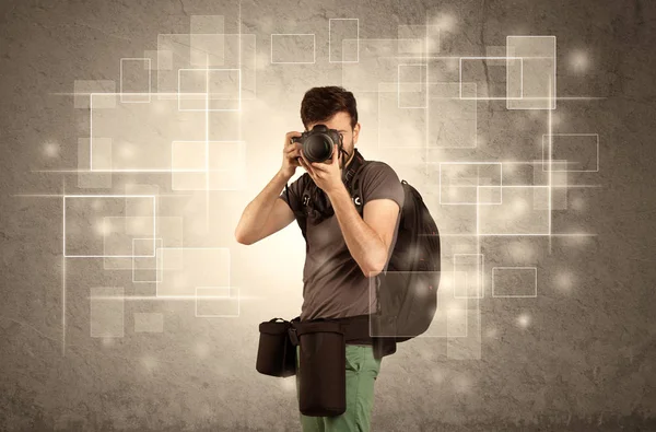 Mannelijke holdig professionele camera met lens — Stockfoto