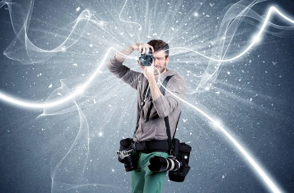 Dinamik çizgileri olan profesyonel fotoğrafçı.