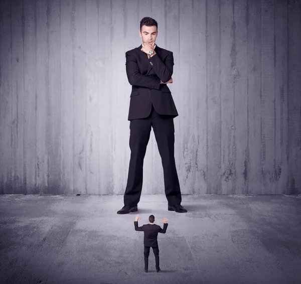 Büyük patron küçük iş adamına lokma atıyor.