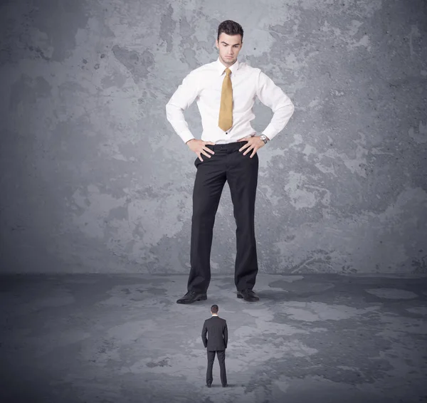 Büyük patron küçük iş arkadaşı arıyorum