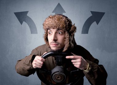 Elinde direksiyon tutan adam