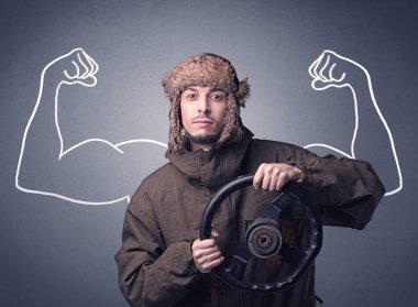 Elinde direksiyon tutan adam