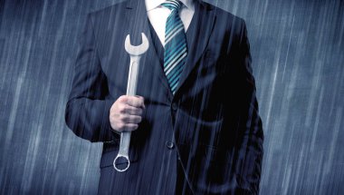 Elindeki aracıyla ayakta işveren