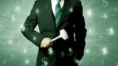 Businassman ayakta elinde aracıyla.