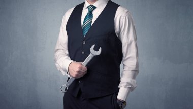 Businesman ayakta elinde aracıyla