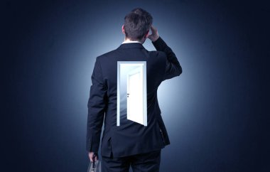 Sırtını kapıya ile ayakta işadamı