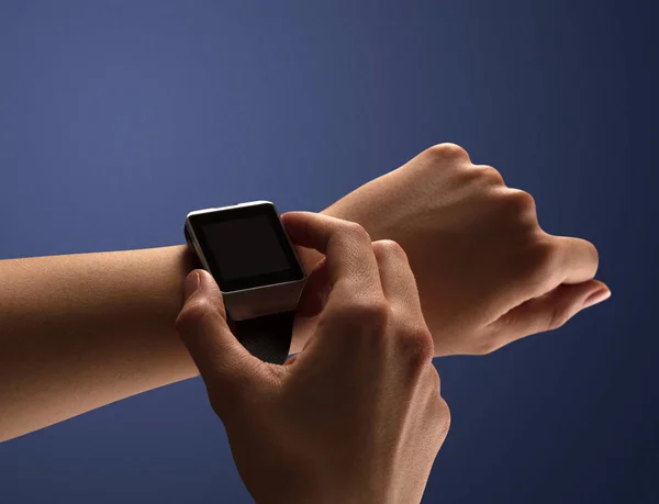 Primo piano mano femminile con schermo smartwatch balck — Foto Stock