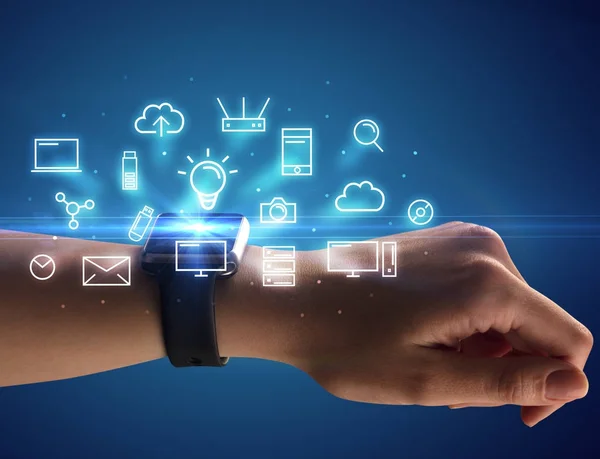Hand dragen smartwatch met multimedia symbolen — Stockfoto