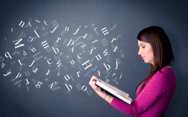 Genç Bayan kitap harfleri ile 