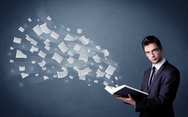 genç adam tutarak kitap 