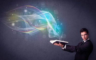 Genç adam kitap dalgalar ile