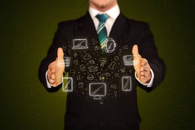 Ağ simgeleri tutan işadamı