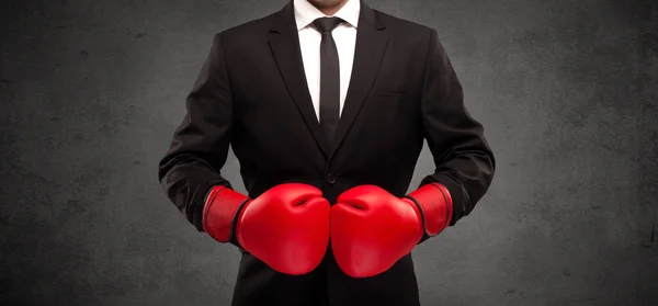 Empresario de boxeo con guantes de boxeo rojos —  Fotos de Stock