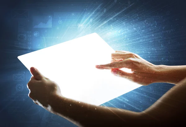 Handen aan te raken van een glas-achtige tablet — Stockfoto
