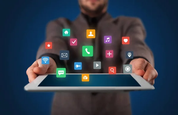 Бизнесмен держит планшет с мультимедийной концепцией — стоковое фото