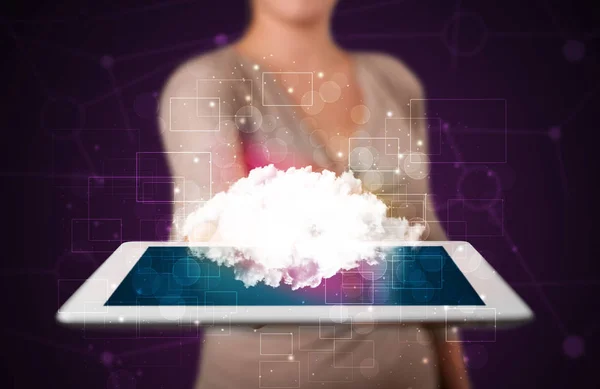 Frau hält Tablet mit Cloud-Grafik — Stockfoto