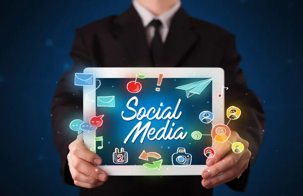 Üzletember gazdaság tabletta a szociális média grafikus — Stock Fotó