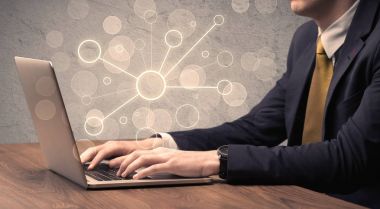 Dizüstü bilgisayarda yazan bilim işçisi