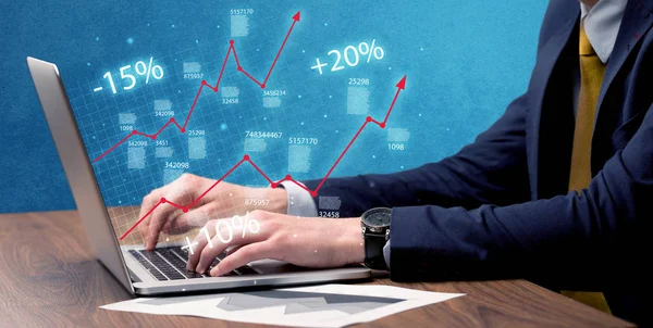 Satıcı dizüstü bilgisayarla grafikle çalışıyor.