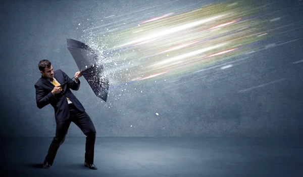 Επιχειρηματίας υπερασπίζεται δέσμη φωτός με ομπρέλα έννοια — Φωτογραφία Αρχείου