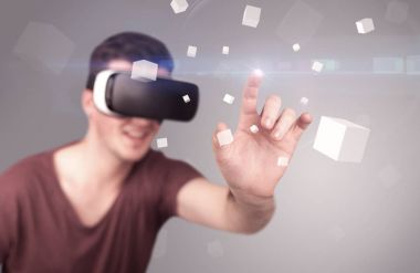 Adam sanal gerçeklik gözlüğü takıyor.