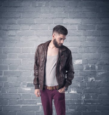 Tuğla şehir duvarının önünde manken.