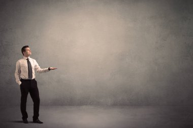 Boş bir duvarın önünde, ayakta işadamı