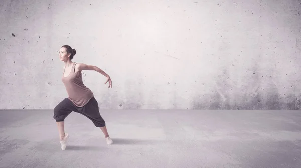 Pretty urban dancer with empty background — Stock Photo, Image