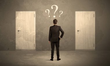 Kapı önünde duran işadamı