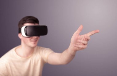 Adam sanal gerçeklik gözlüğü takıyor.