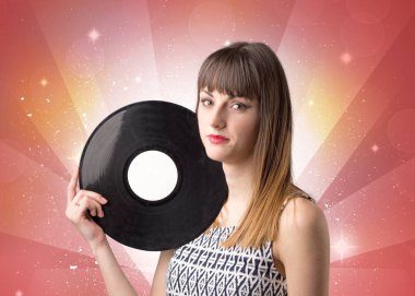 Vinil kaydı tutan kadın