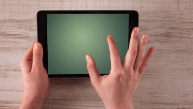 Tablet tutan eller iş