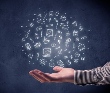 Karışık çizimler tutan el