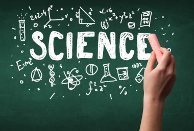 Olgun bilim adamı gemide çizim yapıyor.