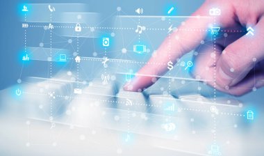 Yüksek teknoloji ortam simgeleriyle elele basılı klavye